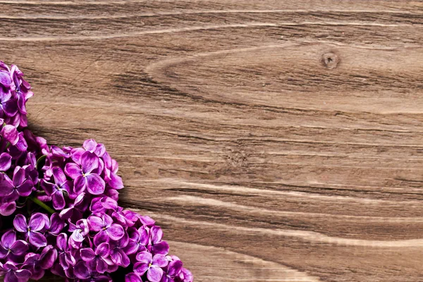 Leylak çiçeği. kahverengi ahşap masa köşede aşağı sola keskin odaklı görüntü
