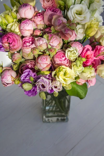 Buket çiçek masada vazoda