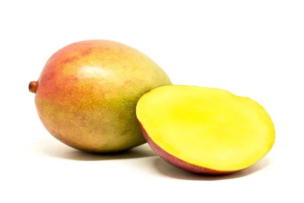 Macro van mango's geïsoleerd op wit backround. De helft gesneden mango — Stockfoto