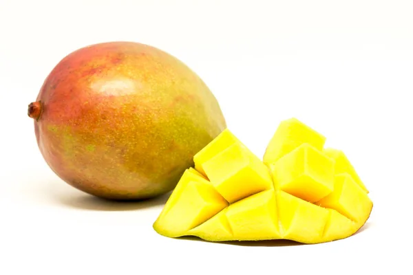 Макро манго изолированы на белом фоне. Кубический вырезанный манго — стоковое фото