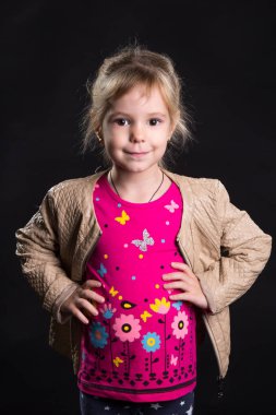 Siyah arka plan, studio fotoğraf üzerinde mutlu küçük bir kız