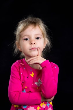 Duygu kavramı: dalgın üzgün küçük kız. Siyah arka plan, studio fotoğraf.