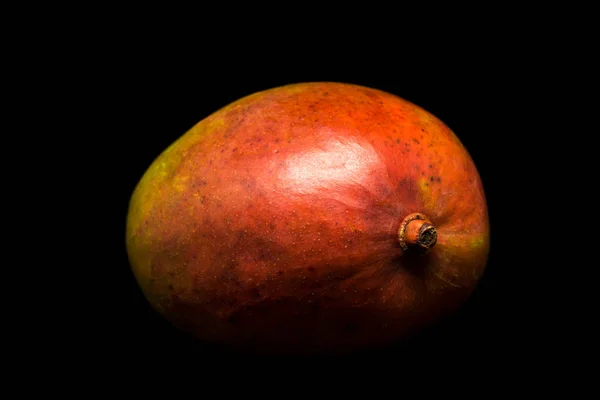 Macro van mango's geïsoleerd op zwart backround — Stockfoto