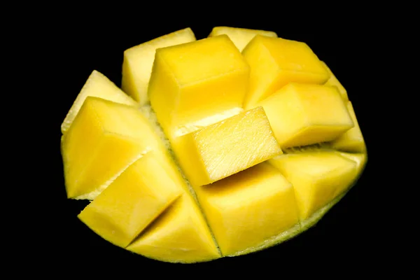Makro av mango isolerat på den svart bakrunden. Kubik skär mango. Professionell studio foto — Stockfoto