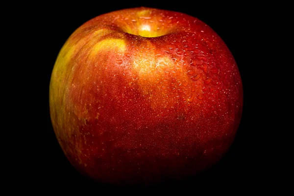 Φρέσκο κόκκινο μήλο με σχετικά με το μαύρο φόντο — Φωτογραφία Αρχείου