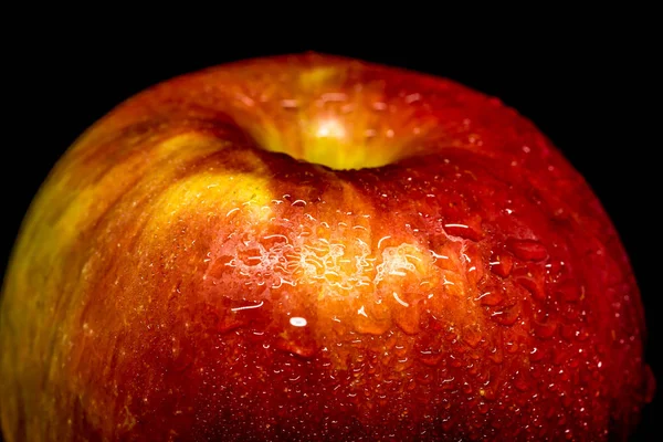 Macro de manzana roja fresca con sobre el fondo negro — Foto de Stock