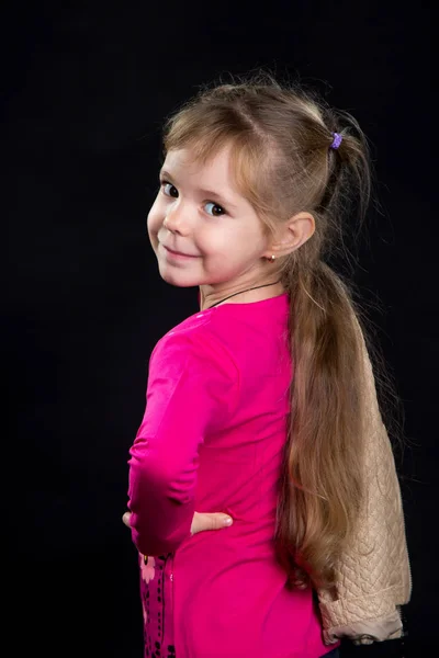 Adorable niñita, modelo mirando desde atrás. Fondo negro, foto de estudio . — Foto de Stock