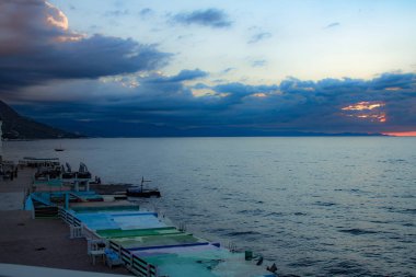 Güzel günbatımı sahil hattı ile bulutların arkasında