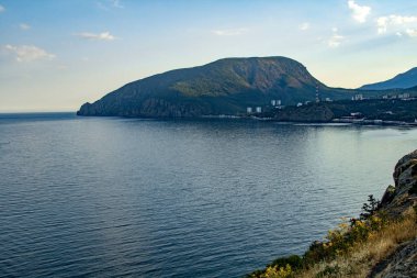 Deniz kenarındaki güzel manzara dağlar, panorama. Karadeniz kıyısında set of görünümü