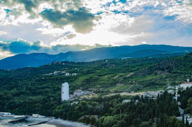 Harika gökyüzü beyaz bulutlar ile. Cityscape hava panoramik manzaralı. Güzellikler havadan yeşil ağaçların