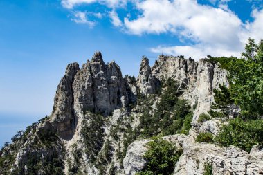 Kırım Dağları. Dağın zirvesine görünümüne. Güneşli bir gün, Crimea
