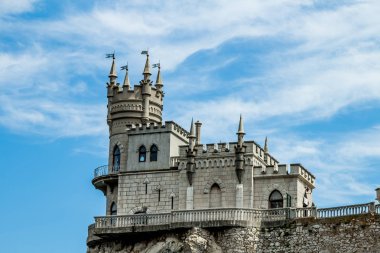 Makro kalenin kırlangıçlar Nest, Karadeniz, Crimea karartmadığı gökyüzü arka plan ile bir kayaya. Mimari ve doğa Kırım