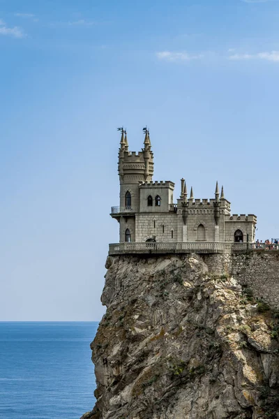 Amazing castle Swallows Nest on a rock at the Black Sea, Crimea. Scenic panoramic view of Crimea southern coast. Architecture and nature of Crimea — Stock Photo, Image