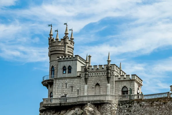 Makro kalenin kırlangıçlar Nest, Karadeniz, Crimea karartmadığı gökyüzü arka plan ile bir kayaya. Mimari ve doğa Kırım
