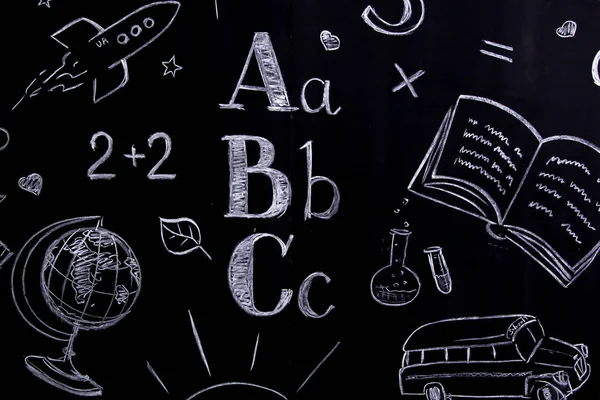 Koncepcja odręcznego szkoły - globe, rakieta, a, b, c, wzory itp na tablicy napisane kredą — Zdjęcie stockowe