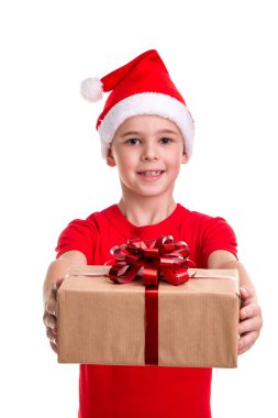 Hediye kutusu tutmak yakışıklı mutlu çocuk, başını, Noel Baba şapkası. Konsept: Noel ve mutlu yeni yıl tatili