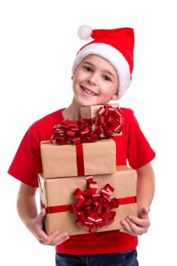 Yakışıklı mutlu çocuk, elinde santa şapka hediye demet ile kafasına kutuları. Konsept: Noel ve mutlu yeni yıl tatili