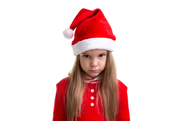 Серьёзная и злая рождественская девушка в шляпе Санты на белом фоне — стоковое фото