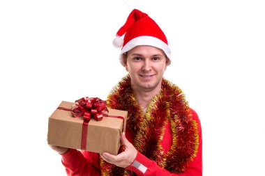 Komik adam Noel Baba şapkası ile gülümseyen, hediye kutusu elinde tutan boynuna tinsel