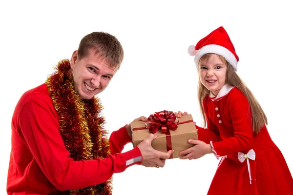 Αστείο Χριστούγεννα χρόνο οικογένεια γκριμάτσα. Κόρη και πατέρας φορώντας καπέλα santa και πούλιες γύρω από το λαιμό. Αγωνίζονται για το κιβώτιο δώρων. Εικόνα του τοπίου — Φωτογραφία Αρχείου