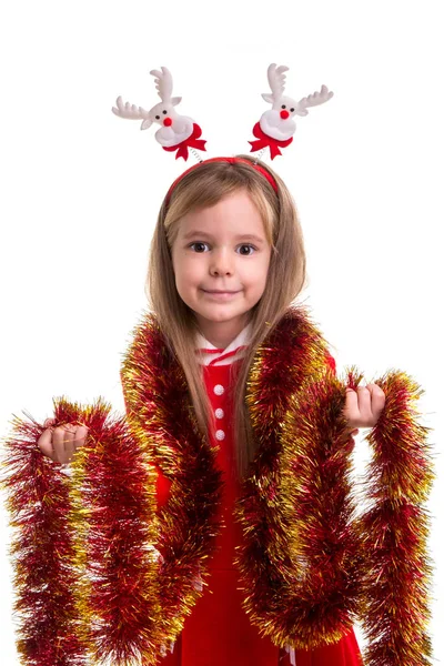 Chica linda feliz con cuernos de ciervo y oropel alrededor del cuello y las manos. Concepto: Navidad o Feliz Año Nuevo —  Fotos de Stock