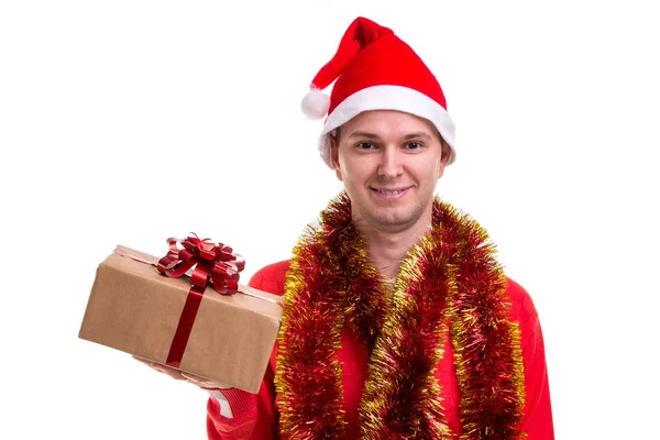 Cara engraçado com um chapéu de Papai Noel, ouropel em torno do pescoço, segurando a caixa de presente na mão direita — Fotografia de Stock
