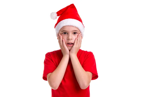Förvånad pojke, santa hatt på huvudet. Koncept: jul eller glad Nyåren holiday — Stockfoto