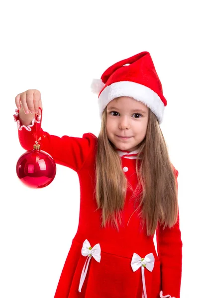 Menina de Natal segurando brinquedo árvore de Natal na mão, vestindo um chapéu de Papai Noel isolado sobre um fundo branco — Fotografia de Stock