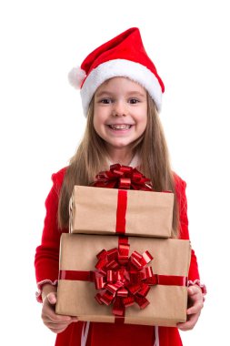 Beyaz bir arka plan üzerinde izole Noel Baba şapkası giyen iki hediye kutuları elinde tutan memnun ve mutlu Noel kız