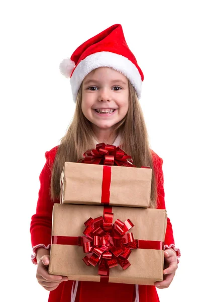 Επευφημούσαν και το χαρούμενο κορίτσι Χριστούγεννα κρατώντας δύο κουτιά δώρων στα χέρια, φορώντας ένα καπέλο santa απομονωμένη πάνω σε λευκό φόντο — Φωτογραφία Αρχείου
