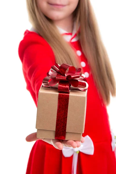 Δώρο στο χέρι κορίτσια Χριστούγεννα, απομονωμένη πάνω σε λευκό φόντο, μακροεντολής — Φωτογραφία Αρχείου