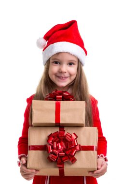 Beyaz bir arka plan üzerinde izole Noel Baba şapkası giyen iki hediye kutuları elinde tutan coşkuyla Noel kız.