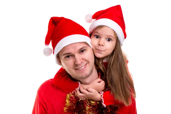 Aile rahat Noel zamanı. Kızı ve babası santa şapka ve tinsel boynuna takmış. Kızı Baba boynuna sarılmak. Manzara resim — Stok fotoğraf