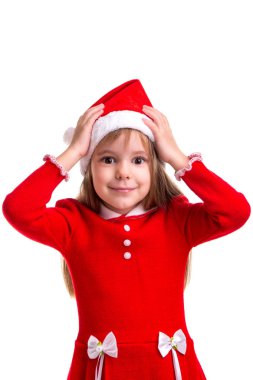 Beyaz bir arka plan üzerinde izole Noel Baba şapkası giyen gülümseyen Noel kız ellerini kafasına tutan şaşkın. Portre resim
