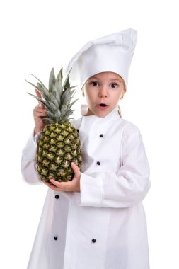 Bir kap aşçı kız sürpriz Şef. Kız holding ananas. Olumlu insan duygu, yüz ifadesi duygu, tutum