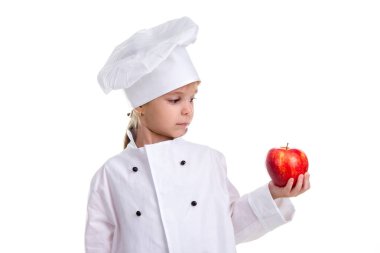 Kırmızı elma elinde şef kız bir kap yemek üniformalı. Apple'da arıyorum. İnsan duyguları, yüz ifadesi duygu, tutum