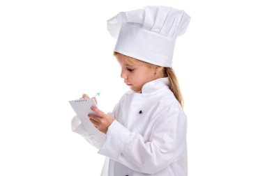 Beyaz arka plan üzerinde izole dalgın kız Şef beyaz üniforma. Nota arıyorum Not yazmak. Manzara resim