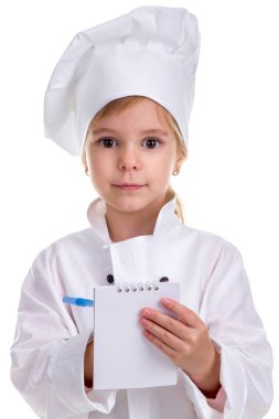 Beyaz arka plan üzerinde izole kız Şef beyaz üniforma. Holding ve notu bir kalemle yazma. Kameraya bakıyor. Manzara resim