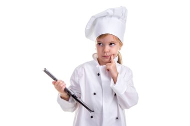 Beyaz arka plan üzerinde izole kız Şef beyaz üniforma. Siyah ipad ekran holding, düşünme ve yukarıya bakıyor. Manzara resim