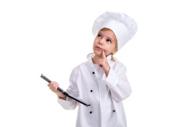 Beyaz arka plan üzerinde izole kız Şef beyaz üniforma. Siyah ipad ekran tek elle tutarak ve parmakla yanaktan, düşünme ve yukarıya bakıyor. Manzara resim
