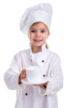Mutlu kız Şef beyaz üniforma gülümseyen izole beyaz arka plan üzerinde. Bir uçan daire beyaz kupa vererek. Portre resim