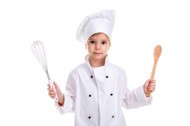 Beyaz arka plan üzerinde izole kız Şef beyaz üniforma. Bir yandan ve diğer yandan bir tahta kaşıkla çırpma teli tutarak. Manzara resim