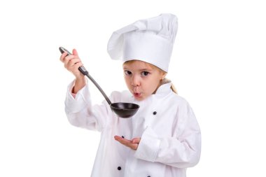 Beyaz arka plan üzerinde izole kız Şef beyaz üniforma. Siyah kepçe tutarak ve kendisine üfleme. Kameraya bakıyor. Manzara resim