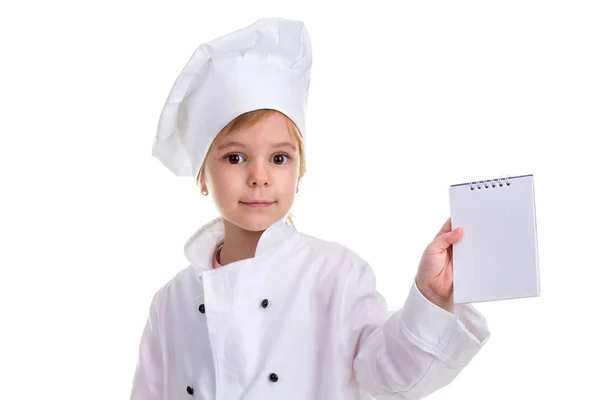 Ευτυχισμένος κορίτσι στολή σεφ λευκό απομονώνονται σε λευκό φόντο. Εκμετάλλευση και δείχνοντας την κενή σημείωση, κοιτάζοντας την κάμερα. Εικόνα του τοπίου — Φωτογραφία Αρχείου