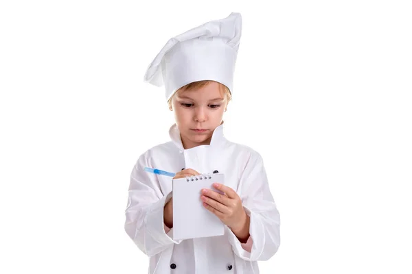 Chica chef uniforme blanco aislado sobre fondo blanco. Sostener y escribir la nota con un bolígrafo. Imagen del paisaje — Foto de Stock