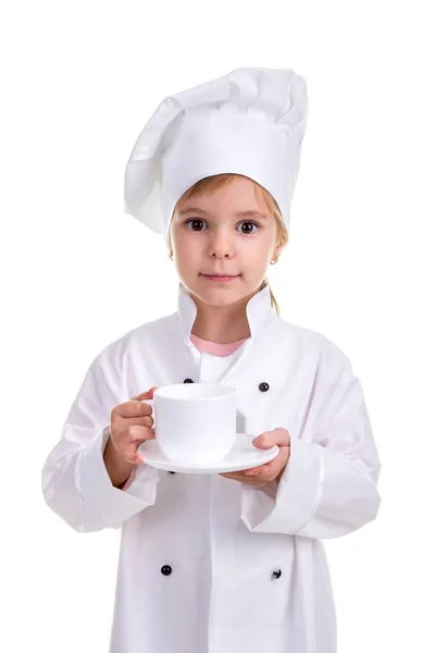 Счастливая девушка шеф-повар белая униформа изолированы на белом фоне. Держать белую чашку блюдцем. Портретное изображение — стоковое фото