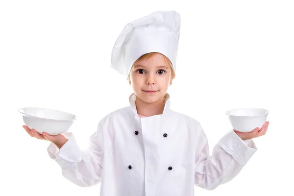 Veselá dívka kuchař bílou uniformu izolovaných na bílém pozadí. Držení dvou bílých napáječky v obou rukou. Obraz krajina — Stock fotografie