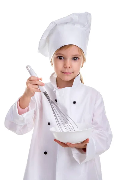 Flicka chef vita uniform isolerad på vit bakgrund. Håller vit dricka skålen med en visp. Stående bild — Stockfoto