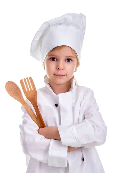 Επαγγελματίες κορίτσι στολή σεφ λευκό απομονώνονται σε λευκό φόντο. Κρατώντας το ξύλινο κουτάλι και πιρούνι σε χέρια διπλωμένα. Πορτρέτο εικόνα — Φωτογραφία Αρχείου