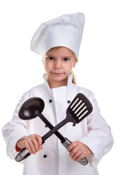 Grave ragazza chef uniforme bianca isolata su sfondo bianco. Mestolo nero e scapola incrociati. Immagine ritratto — Foto Stock
